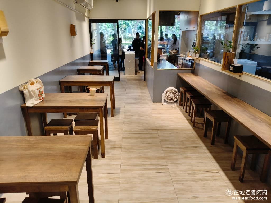 北方大陸餅內湖店 北方大陸餅內湖店菜單 北方大陸餅內湖店推薦 內湖區美食 內湖美食 港墘美食 店內的環境非常新，整齊明亮，夏天來吃，冷氣也開得很涼爽，通常內用一定都會有座位，因為附近的上班族很多，中午用餐的人都是外帶。 @在地老饕阿府