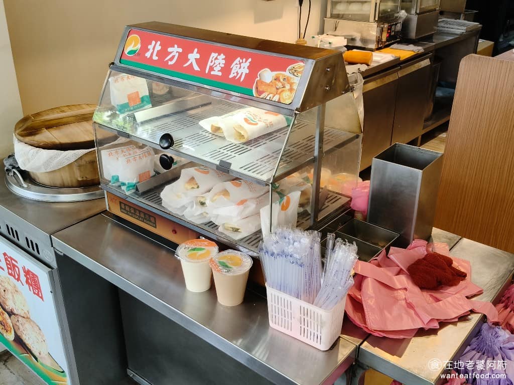北方大陸餅內湖店 北方大陸餅內湖店菜單 北方大陸餅內湖店推薦 內湖區美食 內湖美食 港墘美食 因為是早餐店，如果中午過來，超過 12 點，大陸餅就可能提前賣完，想當午餐吃也可以但要趁早。 @在地老饕阿府