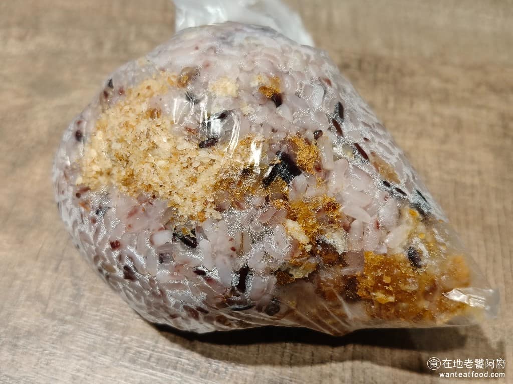 北方大陸餅內湖店 北方大陸餅內湖店菜單 北方大陸餅內湖店推薦 內湖區美食 內湖美食 港墘美食 飯糰 用紫米飯包的，分成葷素兩種口味，形狀是球型的，尺寸非常大，一顆 40 元的價格，CP 值很高。 @在地老饕阿府