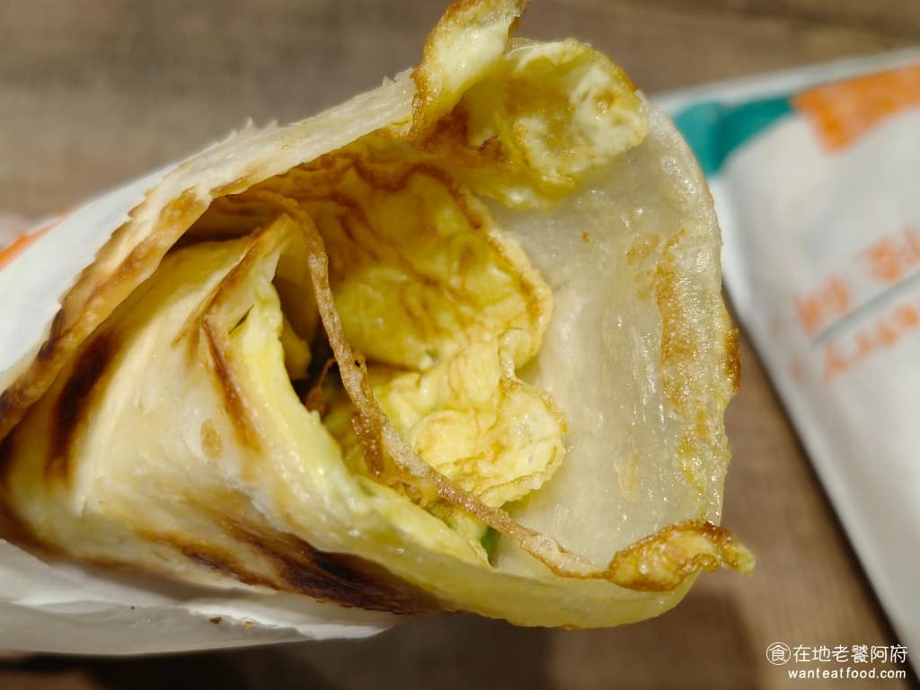 北方大陸餅內湖店 北方大陸餅內湖店菜單 北方大陸餅內湖店推薦 內湖區美食 內湖美食 港墘美食 原味蛋餅 不只大陸餅好吃，蛋餅也是主打的商品之一，蛋餅的餅皮煎得比一般早餐店的蛋餅還要酥脆，餅皮厚實，裡面用的是蔥蛋，蛋的份量也是給得很足。 @在地老饕阿府