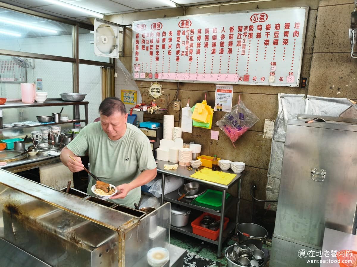 吉峰香菇魯肉飯 吉峰香菇魯肉飯菜單 吉峰香菇魯肉飯推薦 松山區美食 松山美食 台北小巨蛋美食 因為《吉峰香菇滷肉飯》老闆跟中正區知名的「金峰魯肉飯」是親戚關係,兩家的魯肉飯口味,走的是同一個做法,吃了後會發現滷肉飯的滷肉形狀,還有醃瓜的做法,幾乎完全一樣。 @在地老饕阿府