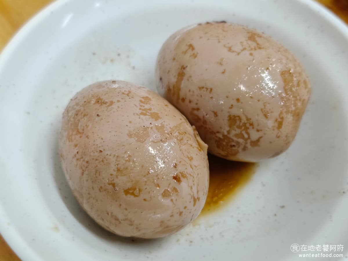 吉峰香菇魯肉飯 吉峰香菇魯肉飯菜單 吉峰香菇魯肉飯推薦 松山區美食 松山美食 台北小巨蛋美食 滷鴨蛋 這裡用的是鴨蛋,而不是雞蛋,個頭比一般滷蛋大一些,剝開後蛋白入味,蛋黃部分吃起來比較香濃。 @在地老饕阿府
