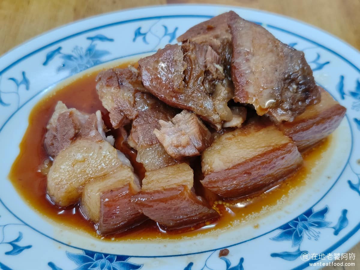 吉峰香菇魯肉飯 吉峰香菇魯肉飯菜單 吉峰香菇魯肉飯推薦 松山區美食 松山美食 台北小巨蛋美食 他們家的控肉算是我近期吃過最軟的,滷得也非常入味,口味算是偏鹹偏油,吸引人的程度完全勝過滷肉飯,好吃到我們又再單點了一份。 @在地老饕阿府