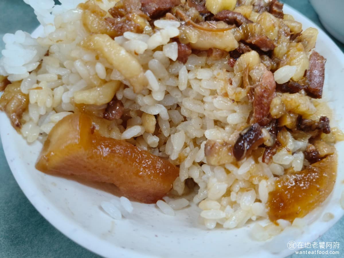 吉峰香菇魯肉飯 吉峰香菇魯肉飯菜單 吉峰香菇魯肉飯推薦 松山區美食 松山美食 台北小巨蛋美食 肉燥的鹹度剛好,雖然名為香菇滷肉飯,但實際吃的時候,不容易吃到香菇顆粒,整體味道偏樸實簡單,和金峰的味道確實很像。 @在地老饕阿府