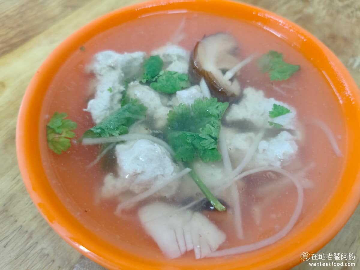 吉峰香菇魯肉飯 吉峰香菇魯肉飯菜單 吉峰香菇魯肉飯推薦 松山區美食 松山美食 台北小巨蛋美食 香菇肉羹湯 湯頭勾芡程度不算重,喝起來是甘甜、清爽的口感,味道主要來自白蘿蔔絲和竹筍,加上香菇提香,麵條用的是油麵,吸附湯汁後滑潤好入口,不會有過度軟爛的問題。 @在地老饕阿府