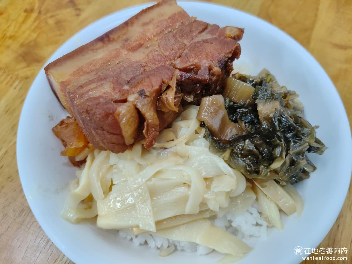 吉峰香菇魯肉飯 吉峰香菇魯肉飯菜單 吉峰香菇魯肉飯推薦 松山區美食 松山美食 台北小巨蛋美食 控肉飯 雖然說《吉峰香菇滷肉飯》招牌是滷肉飯,但其實常來的老客人最推薦的,卻是這一碗控肉飯。很多人來這裡吃滷肉飯、喝肉羹湯,如果只吃這兩樣,吃完可能對這間印象。 @在地老饕阿府