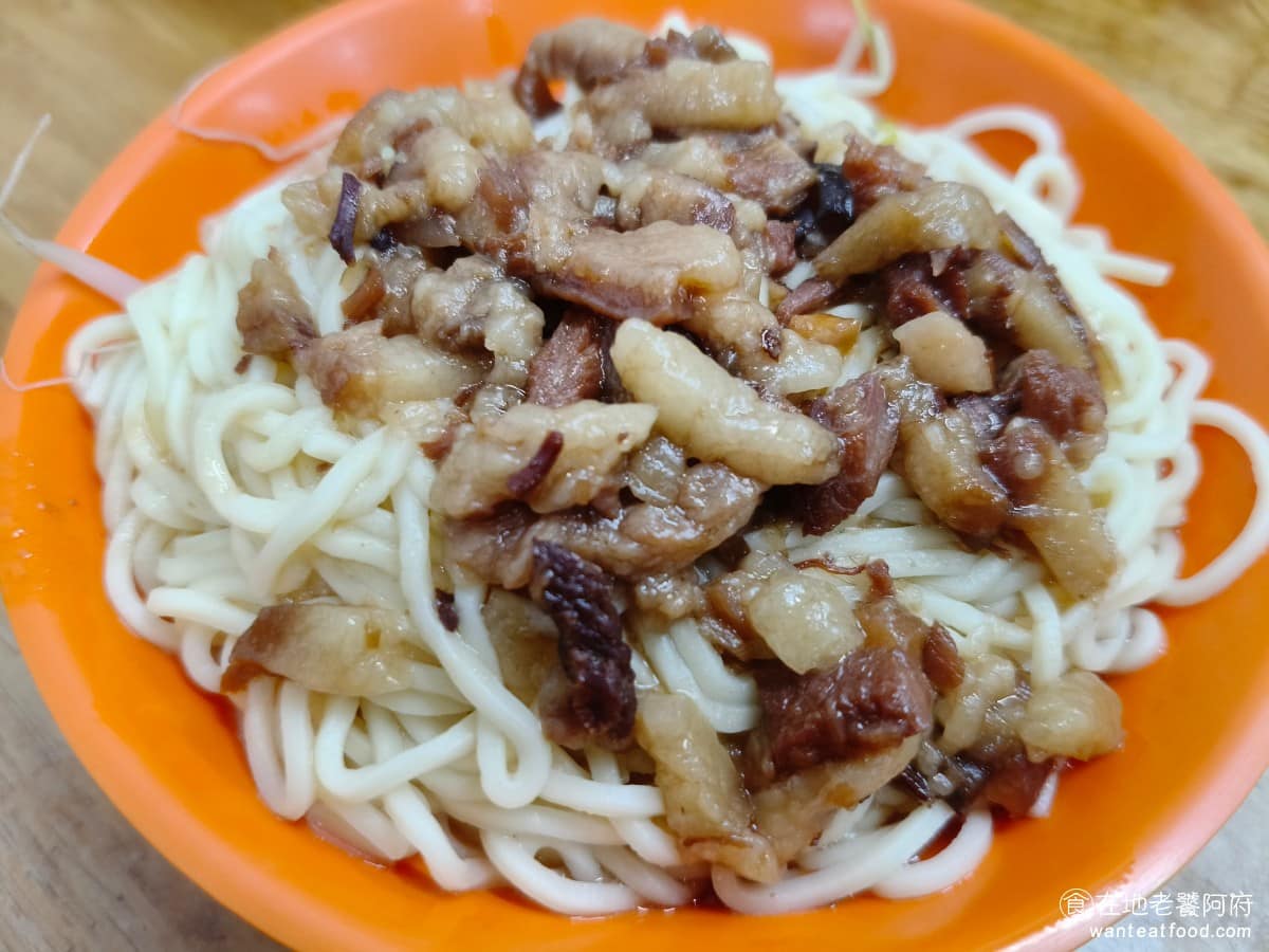 吉峰香菇魯肉飯 吉峰香菇魯肉飯菜單 吉峰香菇魯肉飯推薦 松山區美食 松山美食 台北小巨蛋美食 肉燥乾麵 用的是黃麵,份量給的超級多,上面加上了相同的滷肉肉燥。 @在地老饕阿府