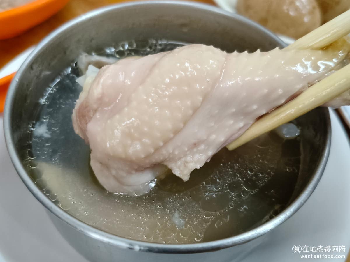 吉峰香菇魯肉飯 吉峰香菇魯肉飯菜單 吉峰香菇魯肉飯推薦 松山區美食 松山美食 台北小巨蛋美食 湯裡面不只家的蛤蠣,還加了薑和大蒜,喝起來非常有味道,但不是屬於很鹹的那一種。雞腿肉肉質比較偏硬一些,甚至比控肉還要硬,但不是雞腿的問題,是他們家的控肉,實在太軟了。 @在地老饕阿府