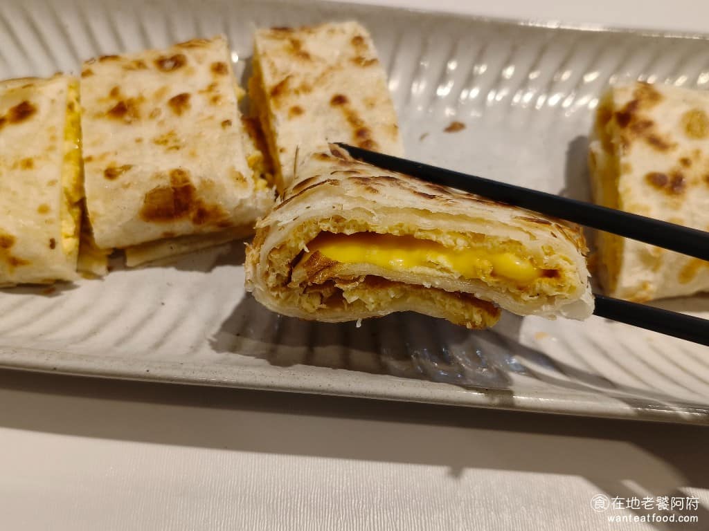 初心CP早午餐店 初心CP早午餐店菜單 初心CP早午餐店推薦 內湖區美食 內湖美食 早午餐 蛋餅 起司的味道非常香濃，但蛋的厚度感覺比較不夠，所以都是餅皮的口感，但偏偏餅皮又偏硬，所以整體吃起來就會比較乾。 @在地老饕阿府