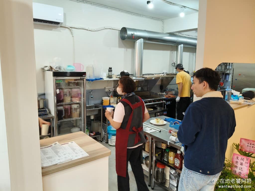 初心CP早午餐店 初心CP早午餐店菜單 初心CP早午餐店推薦 內湖區美食 內湖美食 早午餐 蛋餅 《初心CP早午餐店》標榜已全溫體豬肉、雞肉等肉品自行醃製，醬料也是自製的，將傳統中式風格與現代餐飲結合，用真實的味道和安心的食材，給顧客帶來全新的早午餐選擇。 @在地老饕阿府