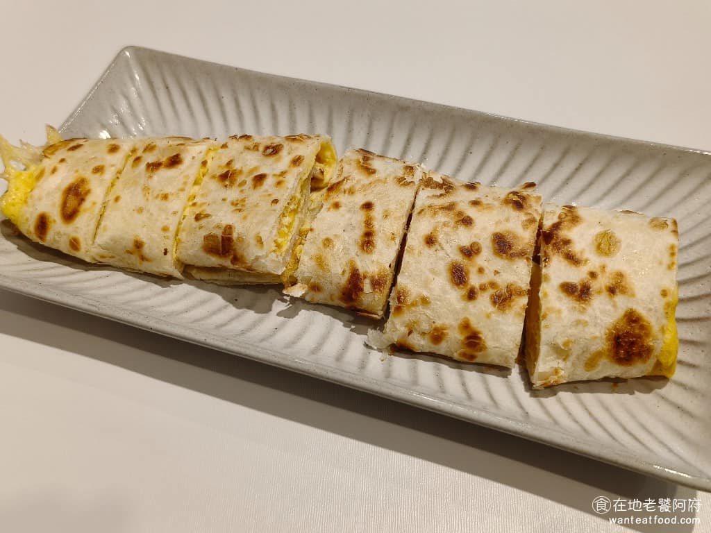 初心CP早午餐店 初心CP早午餐店菜單 初心CP早午餐店推薦 內湖區美食 內湖美食 早午餐 蛋餅 原味起司蛋餅 是最簡單的組合蛋餅外皮，煎得金黃香酥，裡面的起司蛋，吃起來非常軟Q。 @在地老饕阿府