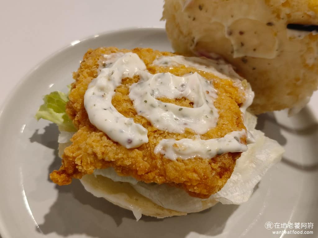 初心CP早午餐店 初心CP早午餐店菜單 初心CP早午餐店推薦 內湖區美食 內湖美食 早午餐 蛋餅 店家的油用的很乾淨，所以吃起來卡啦雞不會有油耗味，搭配漢堡裡的生菜吃，以及美乃滋醬，味道算是清爽的。 @在地老饕阿府
