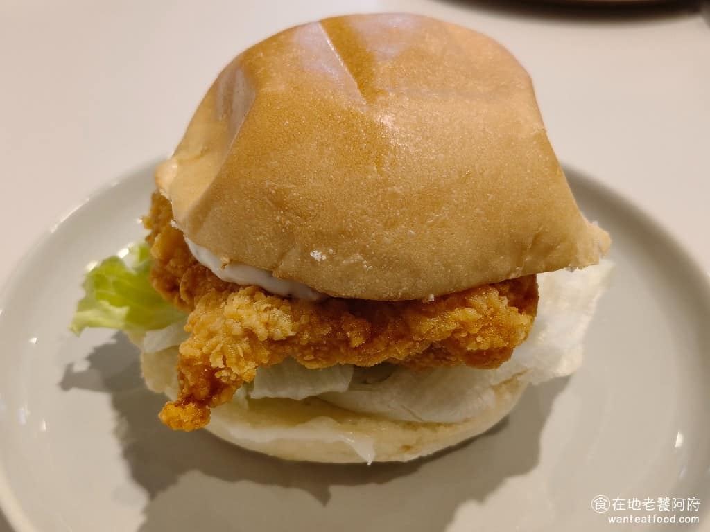 初心CP早午餐店 初心CP早午餐店菜單 初心CP早午餐店推薦 內湖區美食 內湖美食 早午餐 蛋餅 早安卡啦雞堡 炸雞堡的外皮炸得酥脆，麵包皮也有烤過，所以吃起來也是脆的，雞肉的口感很軟嫩，裡面有鎖住肉汁，吃起來不會太乾。 @在地老饕阿府