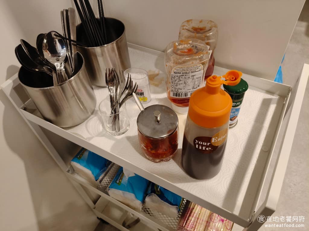 初心CP早午餐店 初心CP早午餐店菜單 初心CP早午餐店推薦 內湖區美食 內湖美食 早午餐 蛋餅 餐具區和調味料區 有提供各種調味料、醬油膏、番茄醬、辣椒和胡椒鹽。 @在地老饕阿府