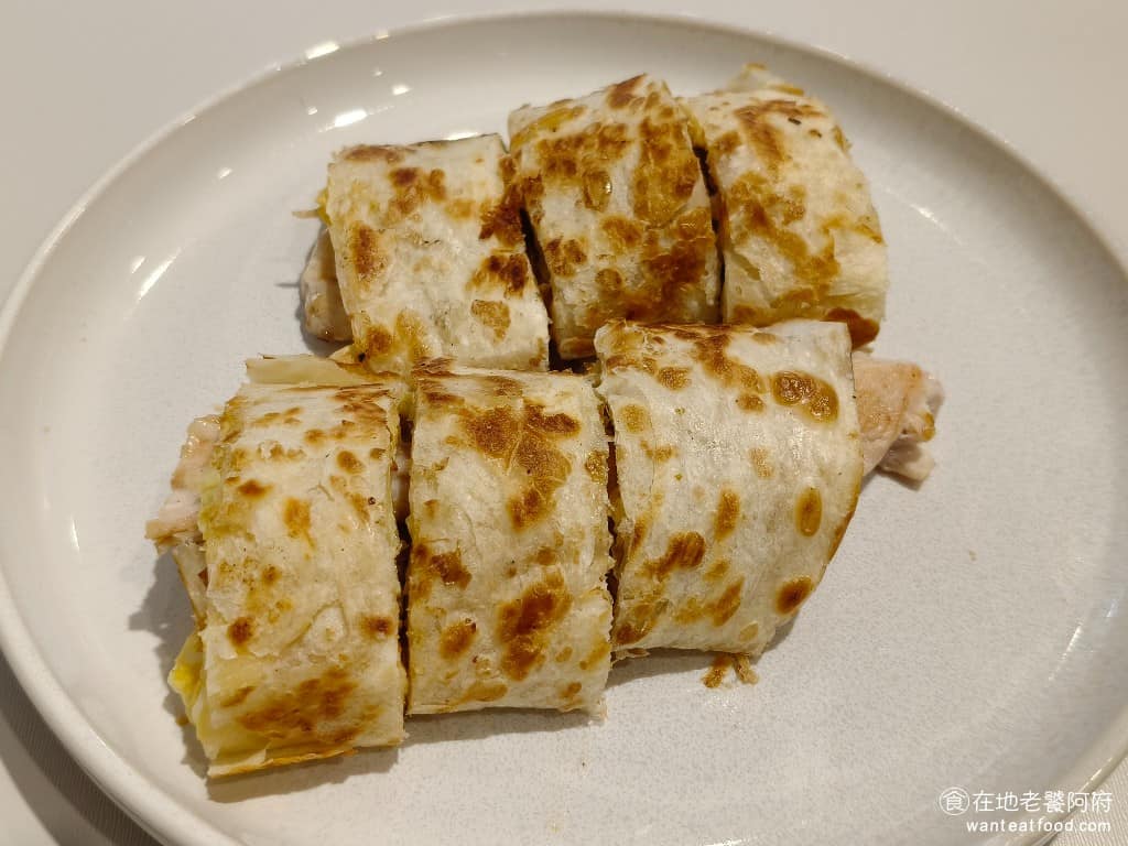 初心CP早午餐店 初心CP早午餐店菜單 初心CP早午餐店推薦 內湖區美食 內湖美食 早午餐 蛋餅 大阪燒嫩雞高麗菜蛋餅 這個蛋餅非常特別，帶有日式風格，會叫做大阪燒，是因為裡面放了許多的柴魚片和美乃滋。 @在地老饕阿府