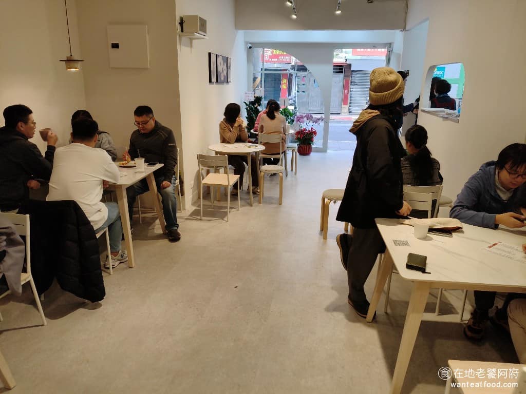 初心CP早午餐店 初心CP早午餐店菜單 初心CP早午餐店推薦 內湖區美食 內湖美食 早午餐 蛋餅 中午用餐時段，很多客人都會外帶，所以候位的時間，也不會特別久。 @在地老饕阿府
