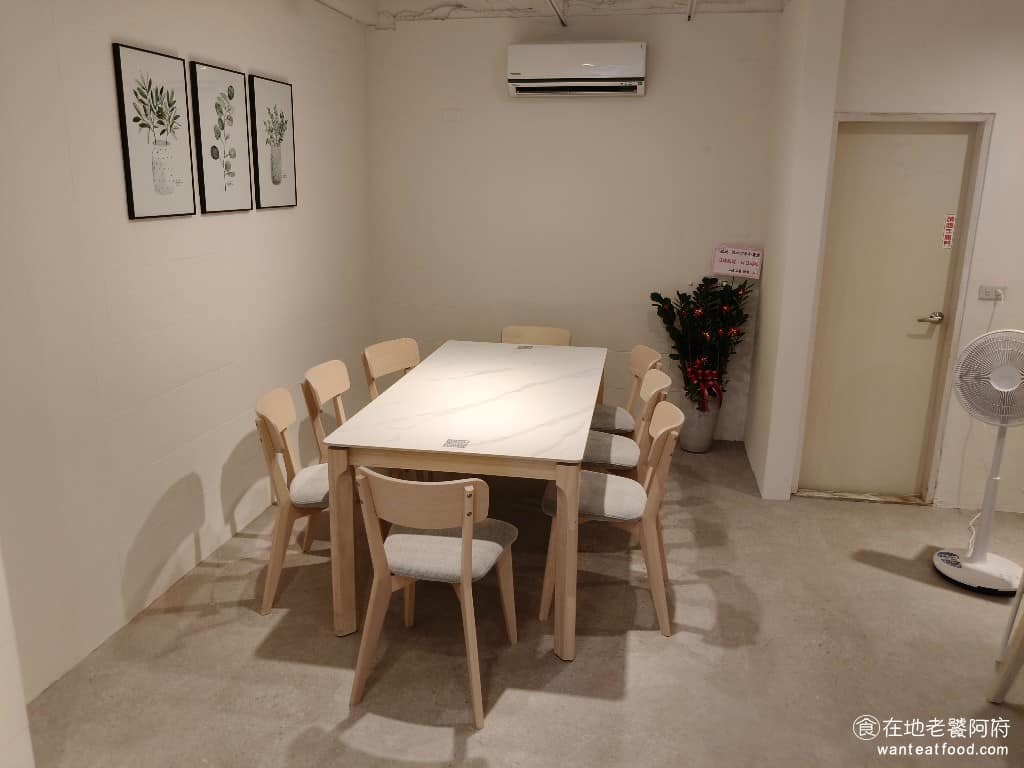 初心CP早午餐店 初心CP早午餐店菜單 初心CP早午餐店推薦 內湖區美食 內湖美食 早午餐 蛋餅 店裡面還準備了一張8人座的座位，非常適合公司的上班族，中午過來集體聚餐。 @在地老饕阿府