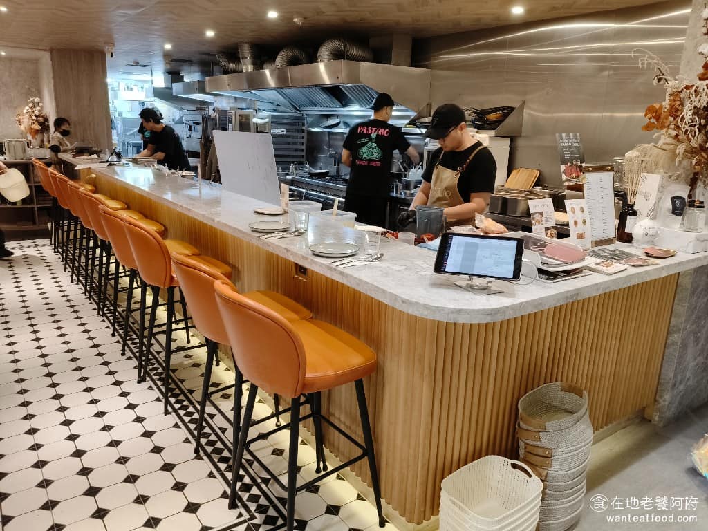 Pastaio 內湖 內湖菜單 內湖推薦 內湖區美食 內湖美食 西湖美食 義式料理 義大利麵 座椅區域分布合理,有開放式吧台座位,也有私密角落座位,提供不同用餐體驗。金色吧台和橘色座椅,增添活力與現代感。地面黑白拼接瓷磚,帶來復古風情。 @在地老饕阿府