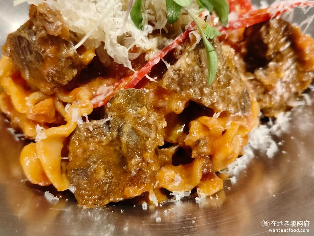 Pastaio 內湖 內湖菜單 內湖推薦 內湖區美食 內湖美食 西湖美食 義式料理 義大利麵 牛肉的份量給得也很多,口感偏硬,波浪麵的紅醬是以番茄為基底,雖然菜名是辣味,但其實吃起來完全不辣,反而吃到很濃的番茄味。 @在地老饕阿府