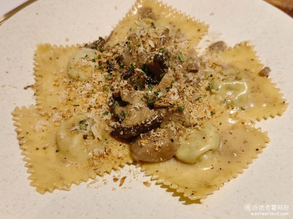 Pastaio 內湖 內湖菜單 內湖推薦 內湖區美食 內湖美食 西湖美食 義式料理 義大利麵 野菇義大利方餃 野菇香氣濃郁,搭配奶油醬汁或清炒,都很好吃麵皮Q彈有嚼勁,厚度適中,咬下去能吃到野菇的鮮甜和起司的奶香。 @在地老饕阿府