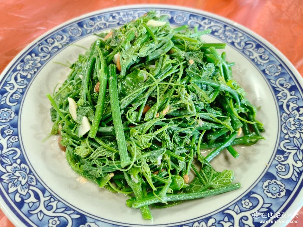 青菜園 青菜園菜單 青菜園價格 北投區美食 北投美食 台式料理 放山雞 熱炒 小龍鬚菜 200 元 龍鬚菜炒得非常脆，吃起來的口感非常清爽，但個人覺得應該要再煮久一點，不然冷了之後，其實龍鬚菜會有一點硬，覺得咬不動。 @在地老饕阿府