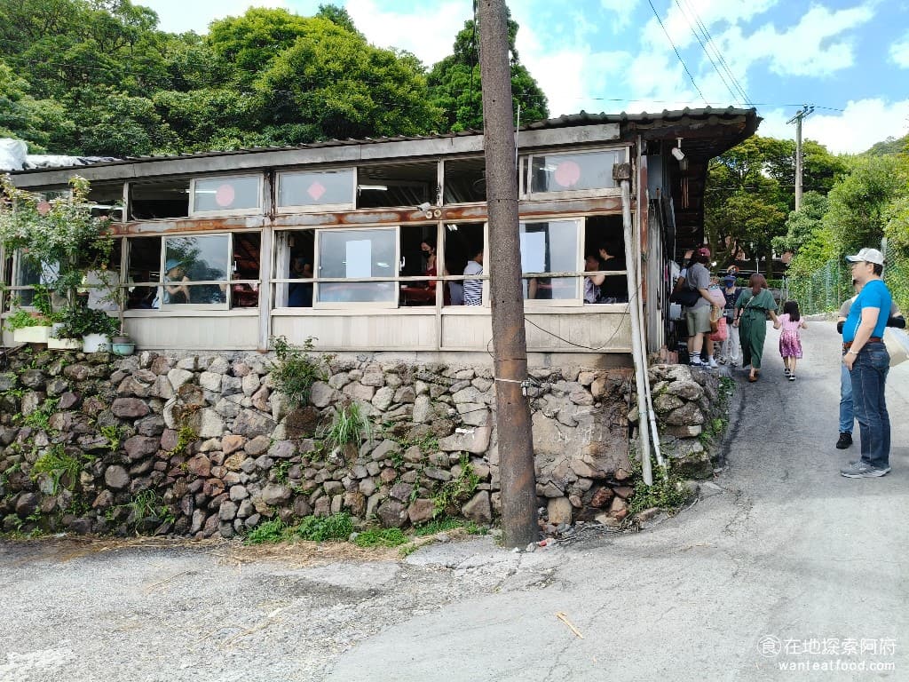 青菜園 青菜園菜單 青菜園價格 北投區美食 北投美食 台式料理 放山雞 熱炒 《青菜園》位於陽明山竹子湖附近，從士林開車上來大約要 40 分鐘的車程，其實還蠻遠的。交通方式還是推薦開車，因為山區的大眾運輸比較不方便。 @在地老饕阿府