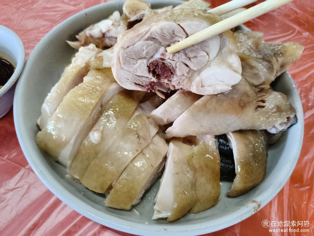 青菜園 青菜園菜單 青菜園價格 北投區美食 北投美食 台式料理 放山雞 熱炒 裡面的雞肉，不管是雞腿的部分，還是雞胸的部分，都還算軟嫩，連我這種怕吃硬的人，都可以吃得下去，而且雞肉本身帶有一股淡淡的甘甜味。整體來說，沒有過重的調味，吃起來算是清爽的。據說熬煮的過程，有加了甘草，所以讓雞肉吃起來，感覺特別的新鮮，也完全吃不到雞腥味。 @在地老饕阿府