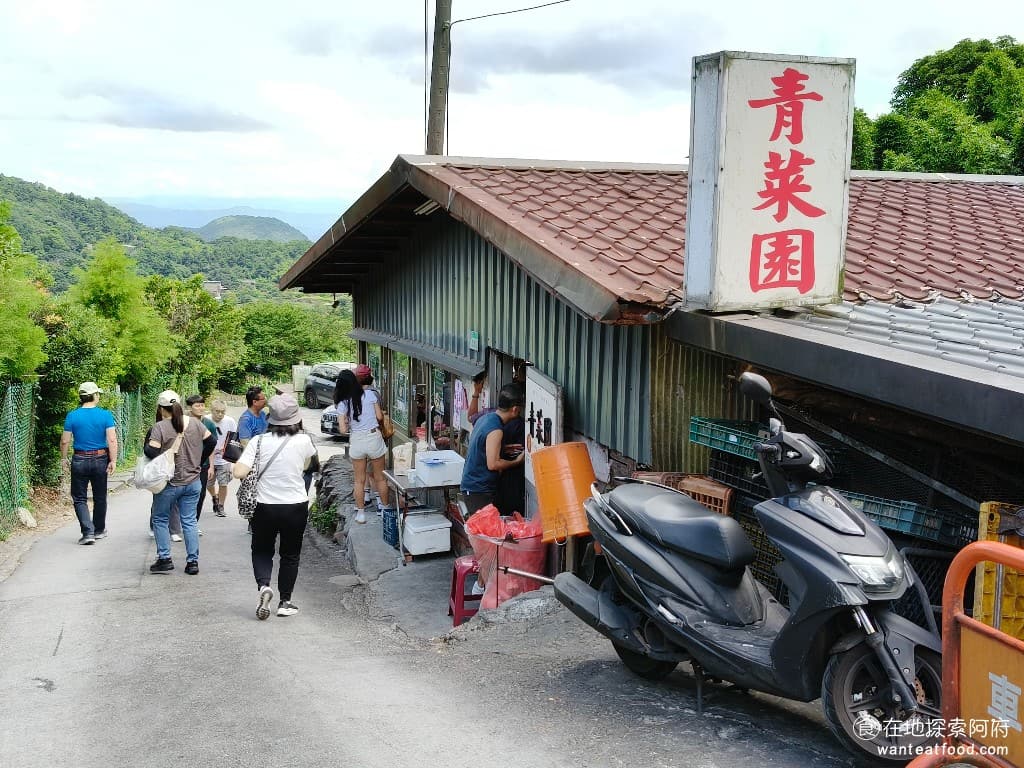 青菜園 青菜園菜單 青菜園價格 北投區美食 北投美食 台式料理 放山雞 熱炒 說到陽明山的土雞餐廳，問 10 個人就會有 9 個和你推薦《青菜園》，這間店位在竹子湖山區的鐵皮屋，外觀看似樸實無華，卻是許多老饕心中認為最好吃的白斬雞餐廳。 @在地老饕阿府