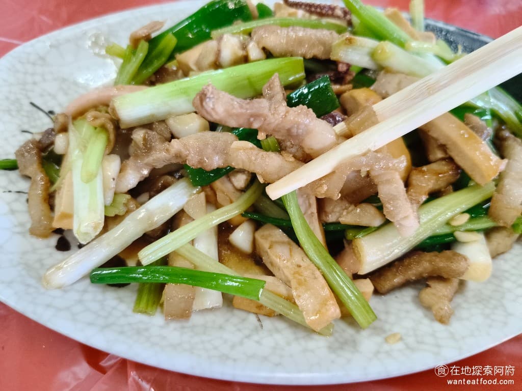 青菜園 青菜園菜單 青菜園價格 北投區美食 北投美食 台式料理 放山雞 熱炒 尤其是這一個五花肉，硬到完全咬不動，吃起來非常的老、非常的柴，所以很可惜，這一整盤客家小炒，只有豆乾吃完，剩下的肉全部都沒吃。 @在地老饕阿府