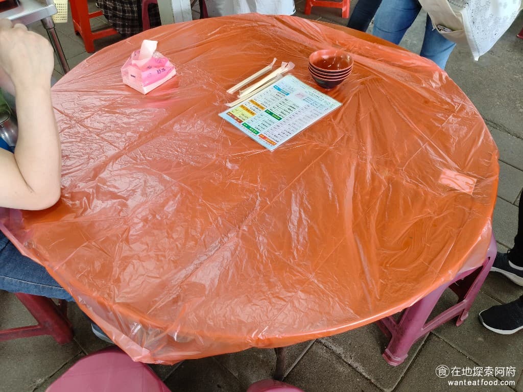 青菜園 青菜園菜單 青菜園價格 北投區美食 北投美食 台式料理 放山雞 熱炒 這裡的桌椅多半都是大圓桌，如果人數比較少的話，通常都會和別人併桌。如果不想併桌，要提前和櫃檯人員講。 @在地老饕阿府