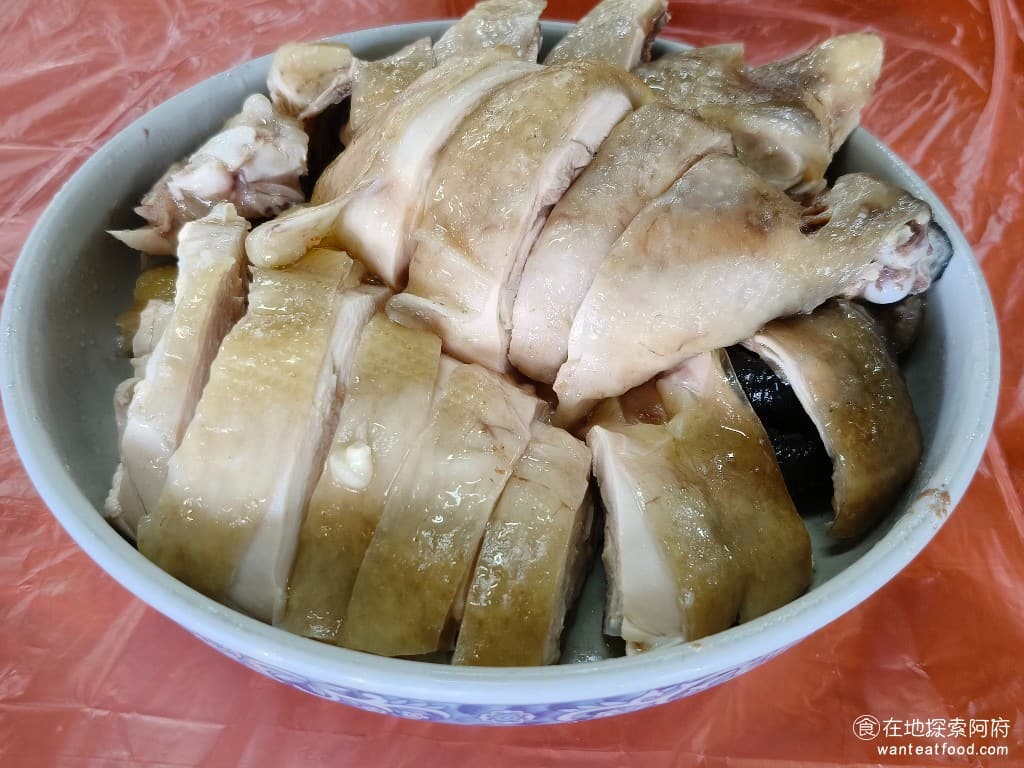 青菜園 青菜園菜單 青菜園價格 北投區美食 北投美食 台式料理 放山雞 熱炒 雞皮的口感非常的Q彈，帶有果凍的質感，咬下去吃得到膠質。難怪剛煮好的白斬雞，要放在電風扇下不斷地吹，果然會讓雞皮的口感變得更加Q彈。 @在地老饕阿府