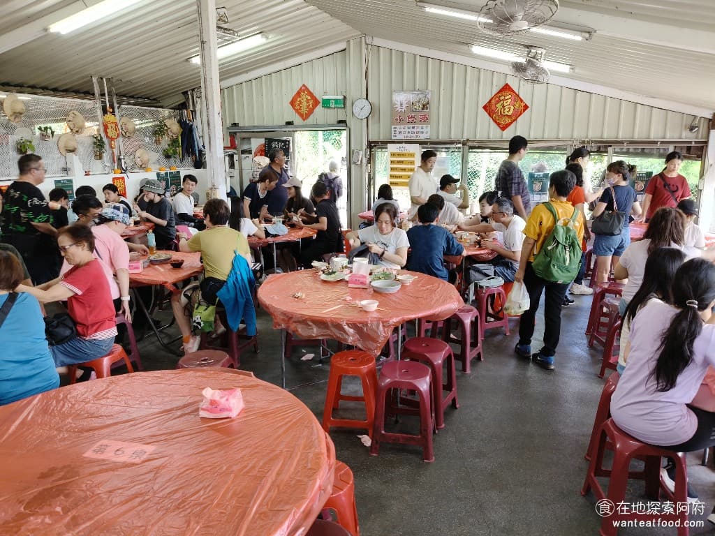 青菜園 青菜園菜單 青菜園價格 北投區美食 北投美食 台式料理 放山雞 熱炒 生意超級好，裡面滿滿的都是人，用餐環境人多的時候蠻吵雜的，店內沒有開冷氣，只有開窗戶，但因為是山上，所以自然風都還蠻涼爽的，不會特別悶熱。 @在地老饕阿府