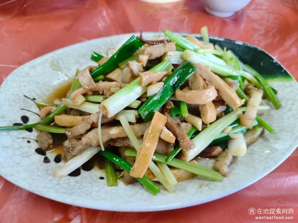 青菜園 青菜園菜單 青菜園價格 北投區美食 北投美食 台式料理 放山雞 熱炒 客家小炒 300 元 有豆乾、魷魚和五花肉，整體來說炒的味道還蠻香的，豆乾吃起來口感還不錯，但魷魚和五花肉個人都覺得炒得太硬了。 @在地老饕阿府
