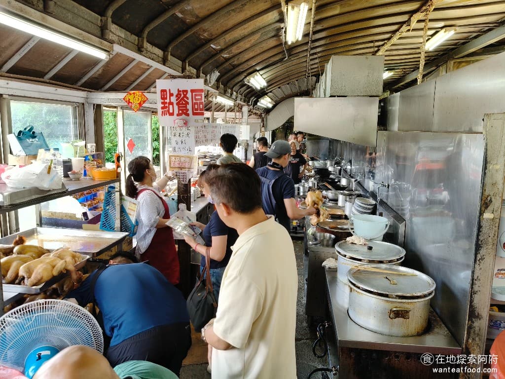 青菜園 青菜園菜單 青菜園價格 北投區美食 北投美食 台式料理 放山雞 熱炒 入座後，點餐要到點餐區，也可以直接看到廚房內的工作情況，看著師傅們忙碌地切食材，也有一隻隻的白斬雞在電風扇下風乾。 @在地老饕阿府