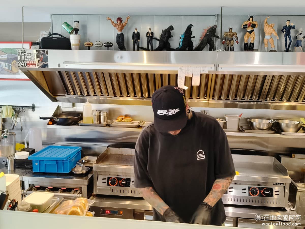 Patty Addy Burger Burger菜單 Burger推薦 大安區美食 大安美食 《Patty Addy Burger》是由台灣饒舌歌手 Teezy 跨界開設的漢堡店,算是音樂人跨足餐飲的例子。這類背景,也讓這間店在開幕初期,就吸引不少話題和關注。 @在地老饕阿府