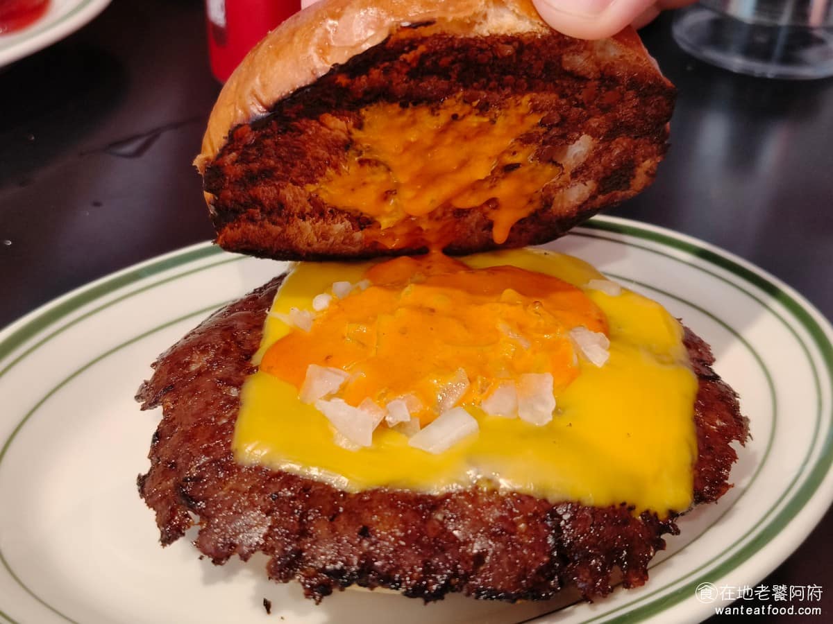 Patty Addy Burger Burger菜單 Burger推薦 大安區美食 大安美食 最大的問題是肉排煎得太乾,覺得有點煎過頭了,吃起來偏柴,邊緣的地方,甚至硬到咬不太動,這點蠻扣分的。 @在地老饕阿府