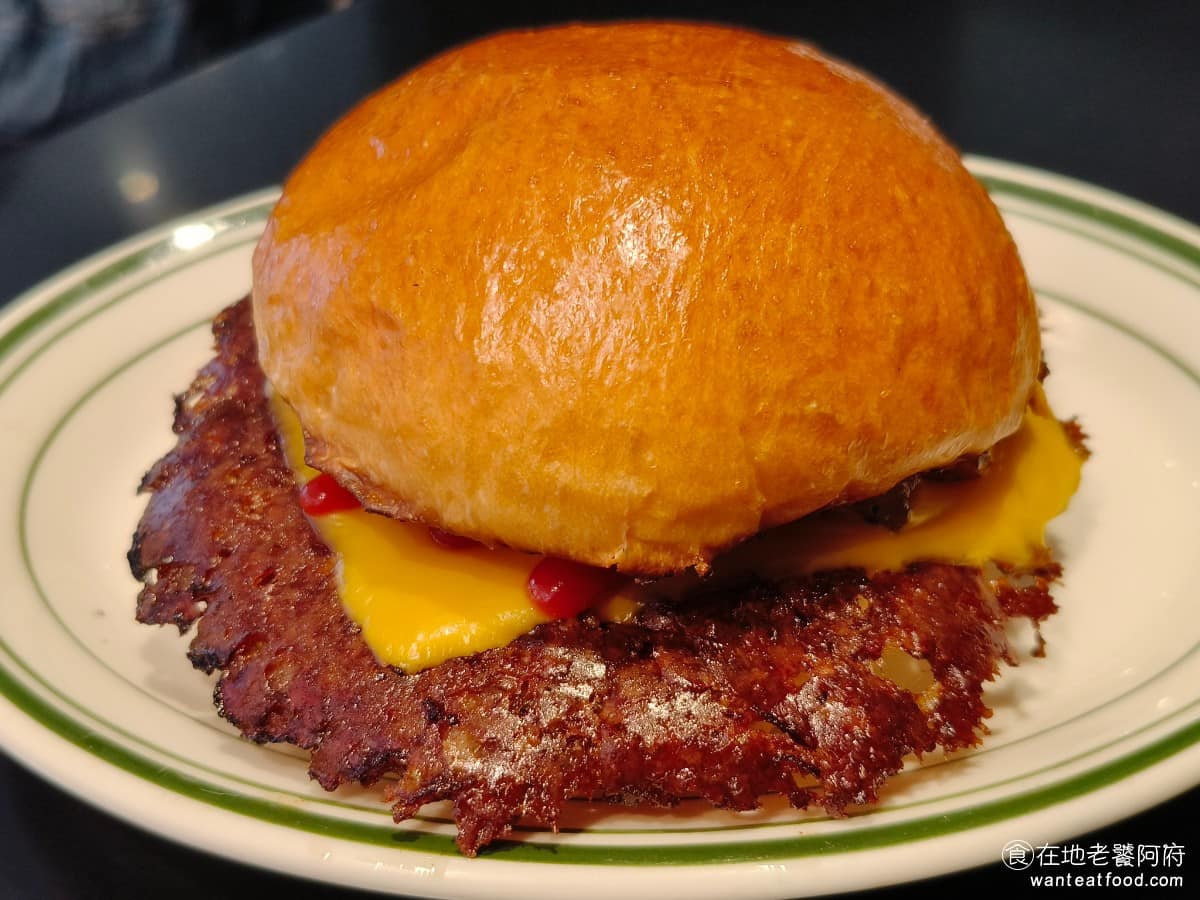 Patty Addy Burger Burger菜單 Burger推薦 大安區美食 大安美食 經典單層牛肉堡 走的是最傳統的壓扁做法,裡面加的是煎洋蔥和番茄醬,比起招牌的派蒂漢堡,個人覺得經典版反而比較好吃,味道比較正統,算是這裡三款牛肉堡裡,表現最平衡的一個。 @在地老饕阿府