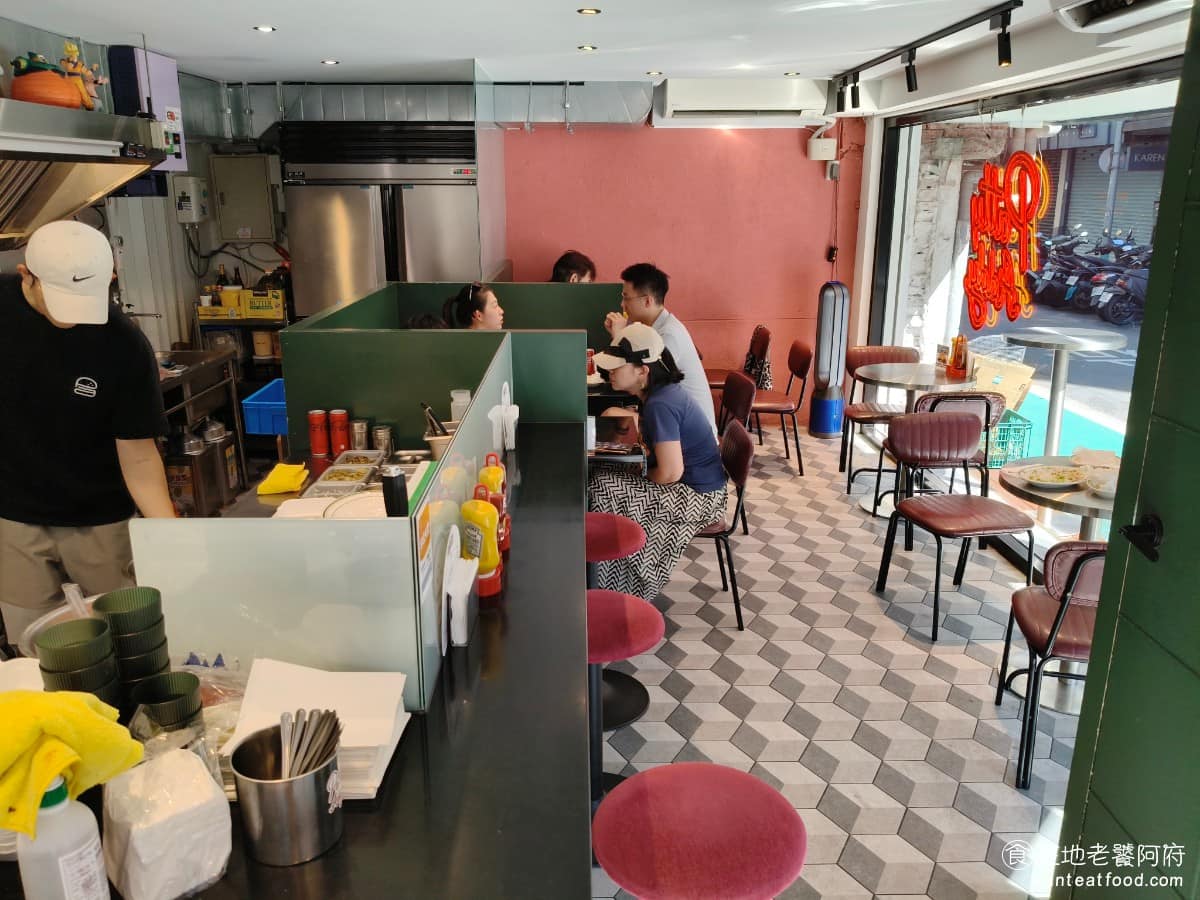 Patty Addy Burger Burger菜單 Burger推薦 大安區美食 大安美食 因為廚房間台只有一個,也只有一個人在作業,所以人多客滿的時候,如果瞬間太多單,等候時間就會比較長。 @在地老饕阿府