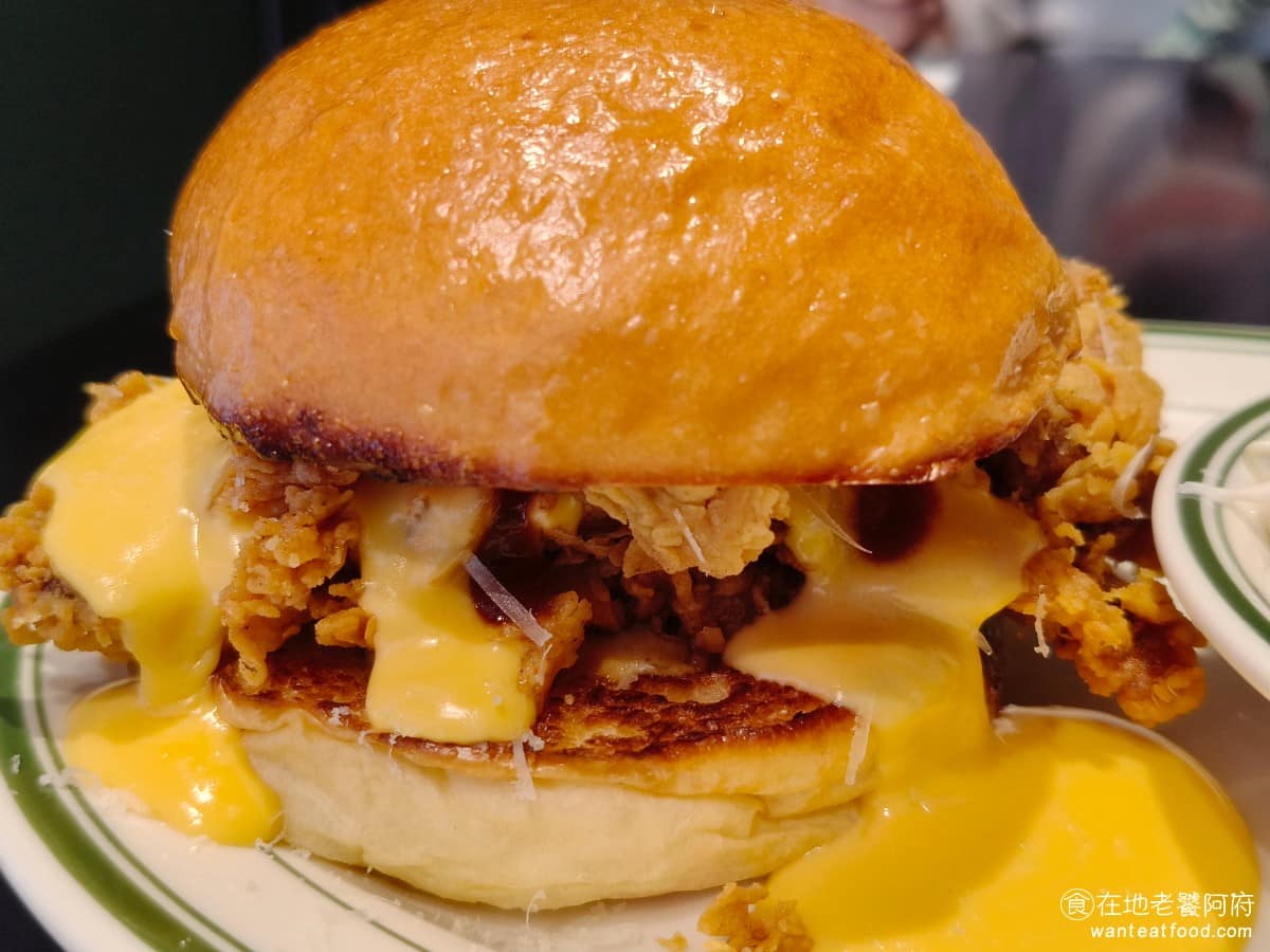 Patty Addy Burger Burger菜單 Burger推薦 大安區美食 大安美食 帕瑪森起司炸雞堡 用的是雞腿肉,炸得非常酥脆,裡面的肉質不會太硬,加了不少美乃滋,吃起來不會乾柴,想吃比較有肉感的炸雞堡可以點這個,是裡面表現比較好的。 @在地老饕阿府