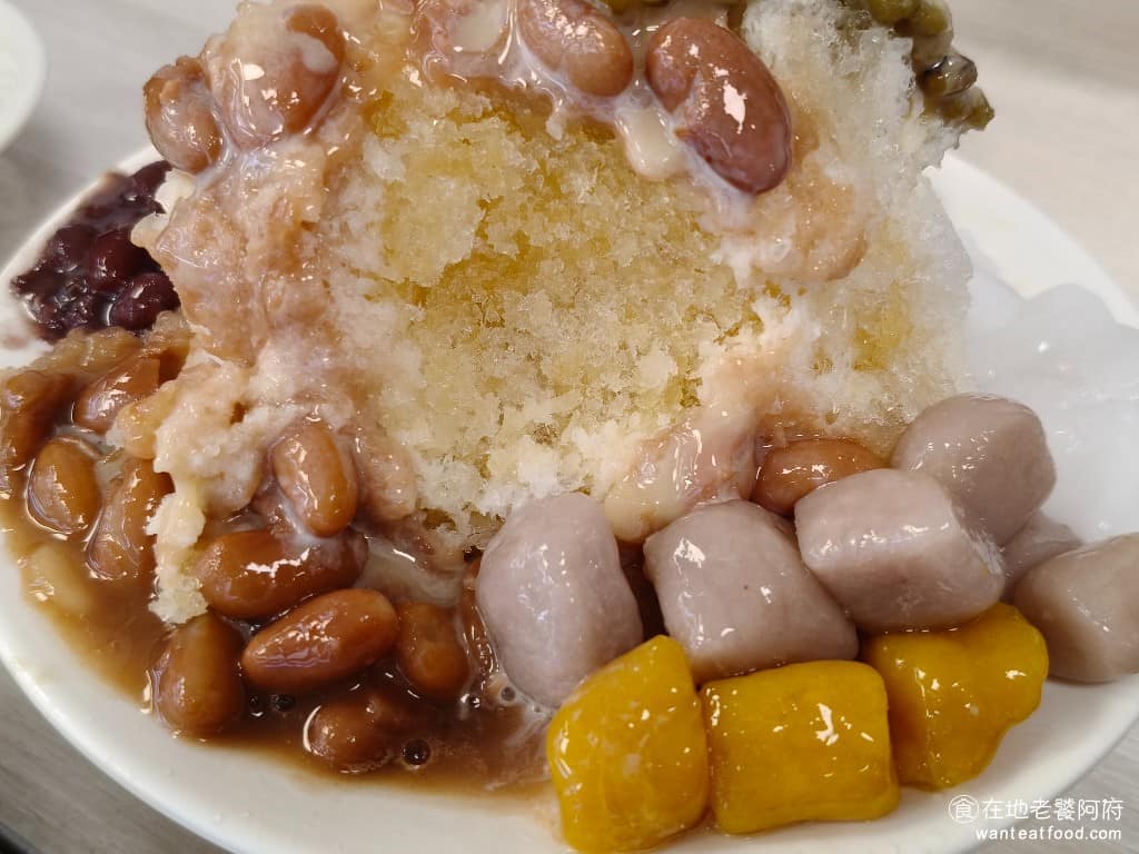 豆花莊 豆花莊菜單 豆花莊推薦 大同區美食 大同美食 雙連美食 甜點點心 豆花 《豆花莊》刨冰最大的特色，是用甘蔗冰取代一般糖水，吃起來帶有天然甘蔗香氣，甜度適中非常順口。 @在地老饕阿府