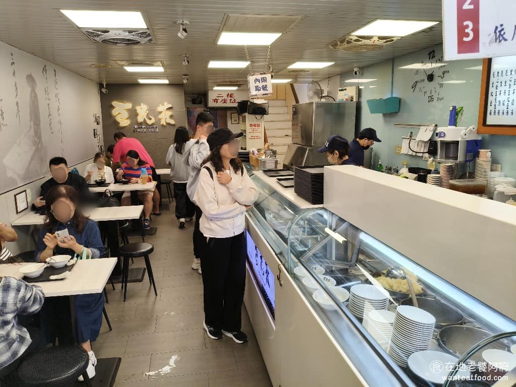 豆花莊 豆花莊菜單 豆花莊推薦 大同區美食 大同美食 雙連美食 甜點點心 豆花 店內空間不算大，但明亮乾淨，裝潢走簡單樸實的路線，點完餐後自取，然後自行去找座位。只是出餐完全沒有號碼牌，而且也沒有按照順序，所以領餐的時候，常常會有客人搞混，不知道哪個是自己的，甚至會拿錯。 @在地老饕阿府