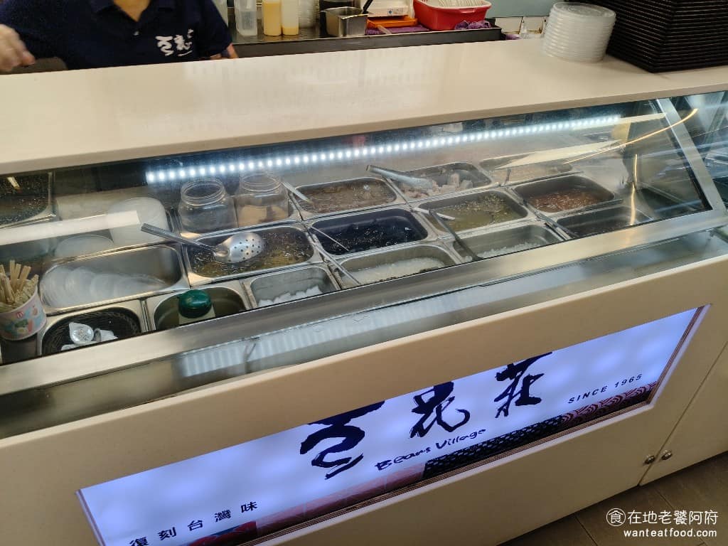 豆花莊 豆花莊菜單 豆花莊推薦 大同區美食 大同美食 雙連美食 甜點點心 豆花 店裡的配料幾乎都是自家製作，完全不添加化學成分，光配料就有十幾種可以選，像是花生、紅豆、綠豆、芋頭、芋圓、粉粿、粉圓等。 @在地老饕阿府