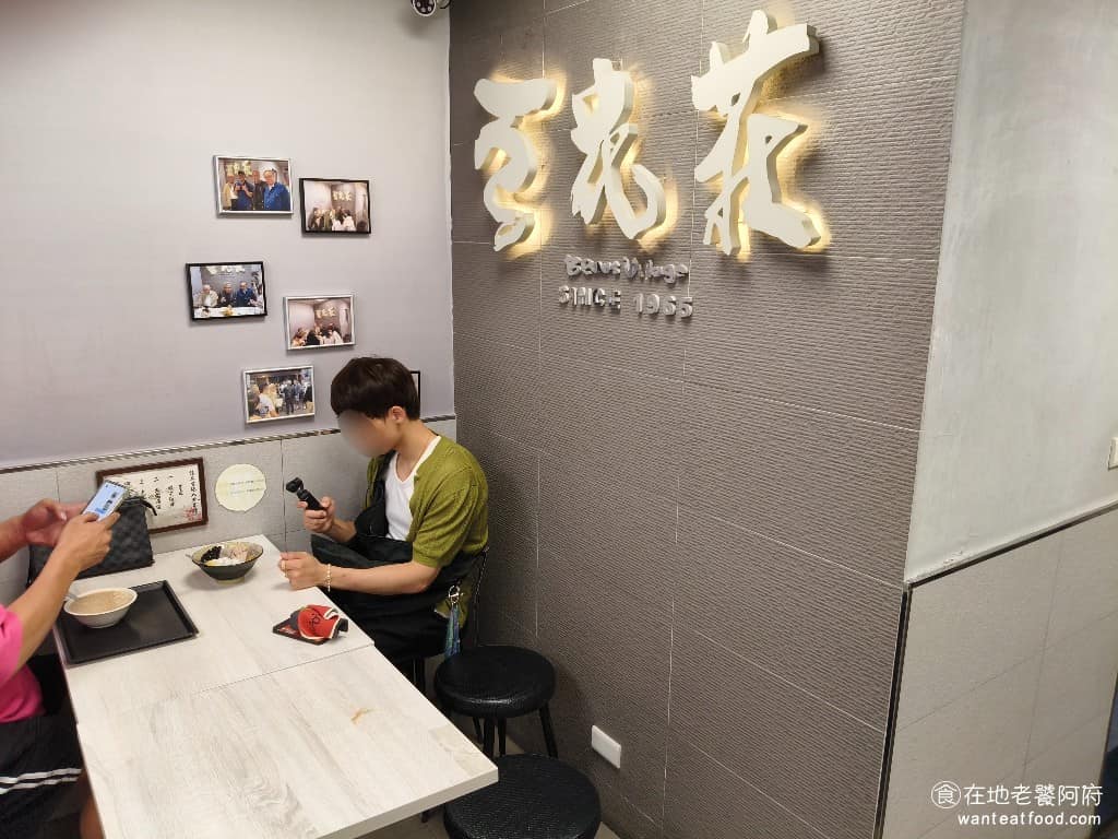 豆花莊 豆花莊菜單 豆花莊推薦 大同區美食 大同美食 雙連美食 甜點點心 豆花 2024年黃仁勳來台時，還帶了台積電創辦人張忠謀、廣達董事長林百里，一起來吃豆花，這一桌的身價加起來好幾兆，讓《豆花莊》爆紅，成為外國觀光客，和本地人必訪的店家之一。黃仁勳當時就是坐在最角落的這一個位置，很多客人為了沾光，都會特別等候，就是要做和黃仁勳一樣的位置。 @在地老饕阿府