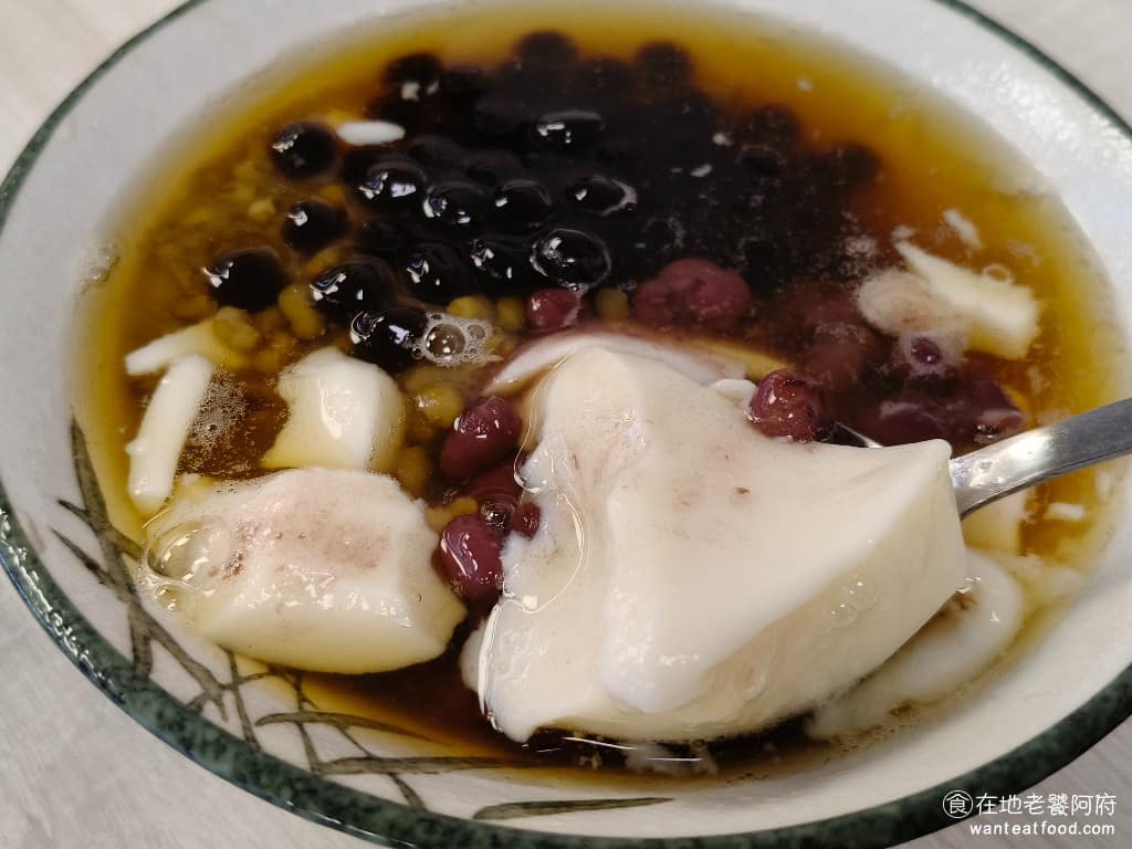 豆花莊 豆花莊菜單 豆花莊推薦 大同區美食 大同美食 雙連美食 甜點點心 豆花 豆花吃起來軟嫩，不會太硬跟一般傳統豆花比起來，更加柔和，是古早味的豆花做法。粉圓煮得很Q彈、有嚼勁，帶有黑糖香氣和糖香，咬起來軟Q，非常好吃。 @在地老饕阿府