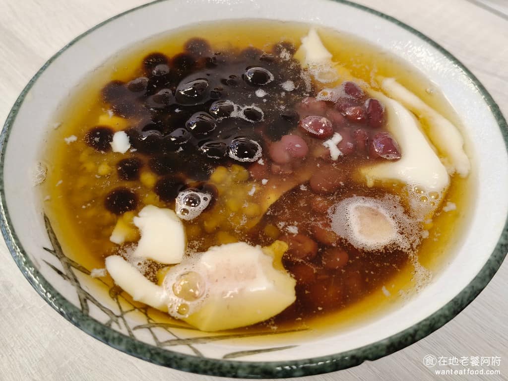 豆花莊 豆花莊菜單 豆花莊推薦 大同區美食 大同美食 雙連美食 甜點點心 豆花 豆花自加三種料 豆花是用傳統手工製作，以鹽滷為凝固劑，口感非常綿密滑嫩，入口就化開了，豆花帶有濃郁的豆香味，是《豆花莊》的特色。 @在地老饕阿府