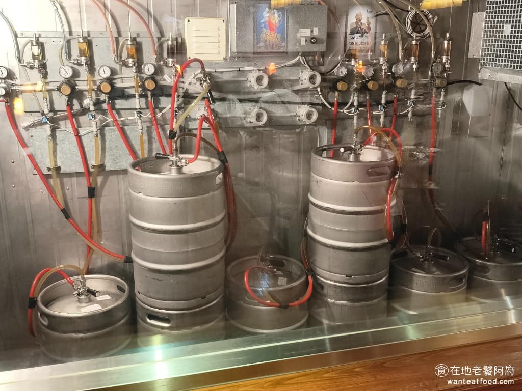 吉比鮮釀餐廳 台北敦北店 台北敦北店菜單 台北敦北店推薦 松山區美食 松山美食 台北小巨蛋美食 德國手工釀造啤酒,這是他們的招牌,透過玻璃櫥窗,還可以看到他們店家專屬的釀酒機。餐廳提供多種口味的啤酒,像是小麥酵母愛爾等,每款都有獨特風味。 @在地老饕阿府