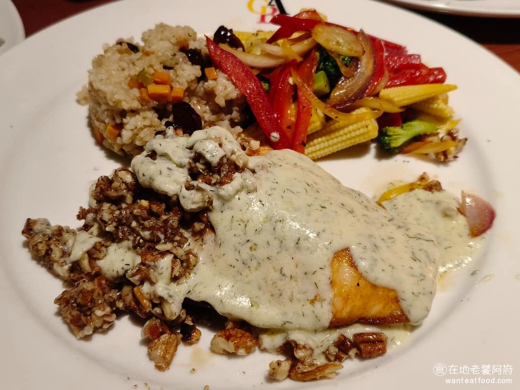 吉比鮮釀餐廳 台北敦北店 台北敦北店菜單 台北敦北店推薦 松山區美食 松山美食 台北小巨蛋美食 松木核仁碳烤鮭魚 碳烤鮭魚旁邊搭配堅果,還有蔓越莓炒飯,鮭魚的肉質處理得非常好,吃起來口感軟嫩,而且水嫩多汁,表皮也完全不會煎得太乾,但最大的缺點就是調味太鹹了,連堅果也非常鹹,鹹到我們都沒吃完。 @在地老饕阿府