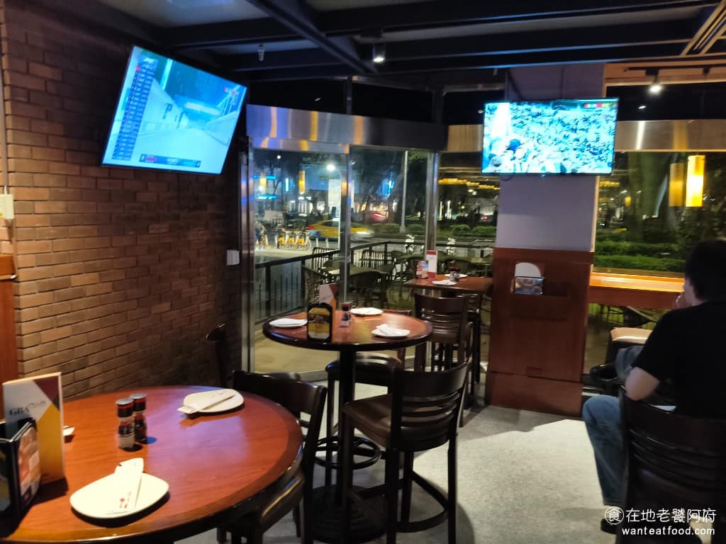 吉比鮮釀餐廳 台北敦北店 台北敦北店菜單 台北敦北店推薦 松山區美食 松山美食 台北小巨蛋美食 這點跟金色三麥有些相似,但整體風格更偏向美式休閒餐廳。每到運動賽事期間,店內的大電視前,總是擠滿人潮。 @在地老饕阿府