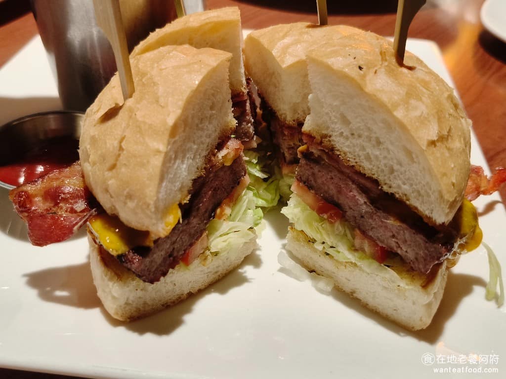 吉比鮮釀餐廳 台北敦北店 台北敦北店菜單 台北敦北店推薦 松山區美食 松山美食 台北小巨蛋美食 漢堡的麵包皮和漢堡肉吃起來都非常的厚實,麵包的部分吃起來沒味道,而且外皮烤得沒有很脆,漢堡肉吃起來太厚,而且太硬,調味也非常的鹹,不是很好吃的漢堡。 @在地老饕阿府