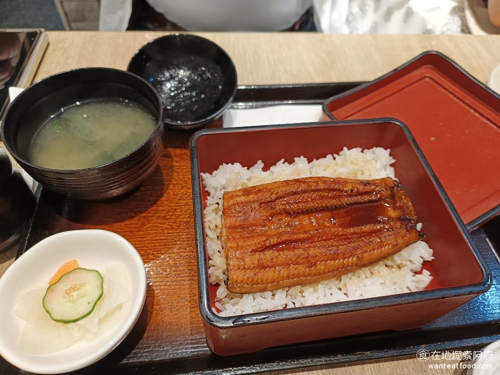 大戶屋美麗華店 中山區美食 劍南路站美食 美麗華美食街 日式料理 碳烤鰻魚飯小份 480 元 大戶屋的鰻魚飯,雖然不是超級好吃,但也在水準之上,鰻魚烤得非常香,搭配白飯吃非常順口。 @在地老饕阿府